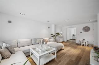 <p><span>De Schotten Bosserstraat is onlosmakelijk verbonden met Battel, de groene Mechelse deelgemeente en is genoemd naar de Schottenbossebeemden. Het huis valt op door de onderhoudsvriendelijke voortuin en de witte alu ramen. Binnenin is het van voor tot achter opengewerkt, waardoor het licht van het grote schuifraam diep doordringt. Op het gelijkvloers, waar de donkere tegelvloer contrasteert naast parket, kan u optimaal kasten en meubels plaatsen, doordat er vloerverwarming is voorzien. De grote open keuken omvat een eiland met witte composietbekleding. De volledig omheinde buitenruimte met achterdeur, bestaat uit een betegeld terras en een deel in onderhoudsvriendelijk beton. Qua bergruimte kan u gebruik maken van de droge en koele kelderruimte, plus een volledig bepleisterde zolderverdieping met dakvlakraam. Gelijkvloers is een kleine doucheruimte voorzien, inclusief handlavabo en hangtoilet. De badkamer boven, beschikt over een breed lavabomeubel, een hangtoilet, een acrylbad (led-verlichting onderaan) en een grote sierradiator. Zowel de kleinere als de grote kamer, zijn voorzien van laminaat. Wie een extra kamer nodig heeft, kan boven nog wat kleine afwerkingsdetails voorzien, zoals het plaatsen van laminaat. Details die ons voorts opvielen, waren: het rolluik in de living, de spotjes in het plafond, de wit geschilderde trap en de mooie voordeur. U hoeft van aan deze woning slechts iets meer dan één kilometer te rijden tot aan de E19.</span></p>