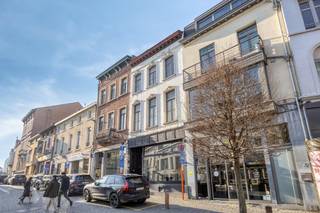 Dit karaktervolle handelspand is gelegen op een uitstekende commerciële locatie in de Oude Brusselstraat, één van de meest gegeerde en...