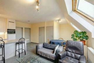 Dit instapklaar, recent appartement is gelegen op top ligging en biedt alle stadsfaciliteiten binnen handbereik, zoals winkels, scholen...