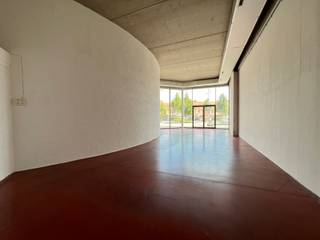 <p><strong>WINKELRUIMTE 8 VAN 102m² + 26,51m² KELDERBERGING GELEGEN IN HET WINKELCOMPLEX “KLOOSTERBEMPDEN” TE MAASEIK.</strong><br /><br />Het winkelcentrum “Kloosterbempden” is gelegen op 150m van de historische Markt van Maaseik. U vindt hier verschillende gevestigde ketens terug, zoals: Colruyt, Hema, Kruidvat, Pearle en Action.<br /><br /><strong>KENMERKEN</strong><br />- Oppervlakte gelijkvloers: 102m² (bruto).<br />- Stopcontacten en verlichting voorzien.<br /><br /><span><strong>KELDERVERDIEPING<br /></strong>- Berging (26,51m²): watermeter.<strong><br /><br />GELIJKVLOERS<br /></strong>- Winkelruimte (16,60m x 7m = 116m²): deur naar kelderberging, gepolierde betonvloer.<br /></span>- Gastentoilet.<br /><br /><strong>INGROEIHUUR:</strong><br />Om u als ondernemer alle slaagkansen te geven, wordt er gewerkt met een <strong>ingroeihuur </strong>waarbij de huurprijs in de eerste 3 jaar lager ligt en er pas vanaf het 4de jaar een marktconforme huurprijs wordt gehanteerd.<br /><br /><strong>EXTRA INFORMATIE<br /></strong>- Gemeenschappelijke kosten: info volgt.<br />- Aanvaarding huurder steeds in overleg met verhuurder. Onroerende voorheffing, kosten/verbruik nutsvoorzieningen ten laste van huurder.<br />- EPC in opmaak<br /><br />Bekijkt u deze advertentie via een aanverwante vastgoedsite, surf dan zeker naar onze website <strong>www.N78vastgoed.be</strong> voor een uitgebreide beschrijving en plannen. Meer info: <strong>+32 (0)89 86 18 88</strong> of <strong>info@N78vastgoed.be</strong>.</p>