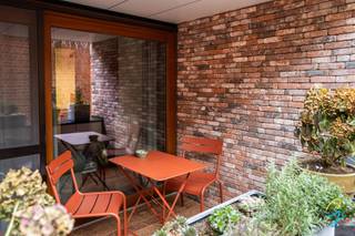 Dit aangename appartement is gelegen in het centrum van Geraardsbergen, nabij de markt. <br />Het heeft een bewoonbare oppervlakte van 71m², aansluitend een terras van 7m². Het appartement bevindt zich op het gelijkvloers en bestaat uit een woonkamer en een volledig ingerichte keuken. Deze woonkamer geeft uit op het gezellige terras (voorzien van verlichting). De keuken is voorzien van alle comfort. Gang met apart toilet en een berging. Er is 1 slaapkamer dat uitgeeft op de terras, een badkamer met lavabo en inloopdouche. CV op gas, ventilatiesysteem, EPC attest label A- E51. In de kelder bevindt zich een extra droge berging. Gemeenschappelijke fietsberging. <br />Voor meer informatie of een bezichtiging, bel Isabelle: 0498/10.69.56 of isabelle@cornelis-partners.be