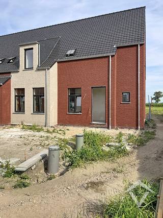 Deze nieuwbouwwoning bestaat uit: inkomhal - toilet - living - keuken - terras - tuin - wasplaats - berging - nachthal - 4 slaapkamers - badkamer - zolder. <br /><br />EPC: woning in aanbouw. Vrij 1/10/2026. Huurprijs 1475 €/mnd