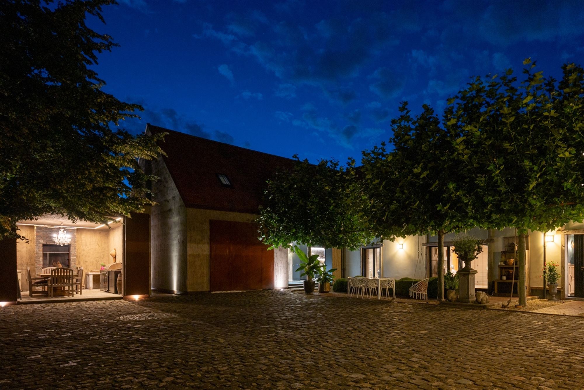 Unique, luxurious farmhouse with an indoor pool, spa, and golf course - photo 4