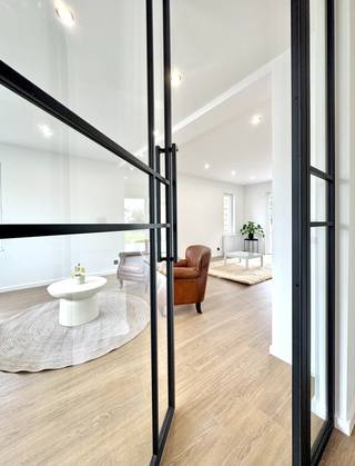 HALFOPEN WONING - 3 SLAAPKAMERS PLUS VIERDE MOGELIJK - TUIN - SMAAKVOL GERENOVEERD<br />Tijdloos gerenoveerde halfopen woning op goede locatie nabij alles wat men nodig heeft: winkels, openbaar vervoer, vlotte connectie naar autostrades,.. Indeling: inkom met traphal, apart toilet met handwasser, lichtrijke woonkamer met ruimte voor salon en eetplaats met zicht op het terras en de tuin; Halfopen keuken met alle comfort (ruime koelkast, vaatwas, microgolfoven, oven,..) met ontbijthoek en doorsteek naar de wasplaats/bijkeuken/fietsenberging met deur met glas zodat men rechtstreeks naar de tuin kan; Plooitrap naar geïsoleerde zolderkamer met raam waar nog een bijkomende kamer kan worden ingericht of die eenvoudigweg kan dienen als ruimte voor opslag; Droge ruime kelder; Boven: nachthal, 3 ruime slaapkamers en badkamer met inloopdouche, dubbele wastafel met meubel en spiegel, hangradiator en tweede toilet; Ruime geïsoleerde zolder met raam, momenteel is een nieuwe plooitrap voorzien als toegang doch biedt de hal de optie en ruimte om een vaste trap te installeren zodat men naar een vierde slaapkamer kan; Rechtstreekse toegang links langs de woning via een zijpoortje naar achteren; Voor wie een carport of garage wenst, kan dit alsnog en er is een parkeerplaats voor de woning alsook ruim voldoende parkeermogelijkheid in de straat ook; Beschikbaarheid: bij akte na betaling; Conforme elektrische installatie; Overal hoogrendementsbeglazing en geïsoleerde zadel- alsook platte daken; EPC C/ 239 KwH/M²jaar; Info en bezoek: julie@elet.immo of 0479 635 685;