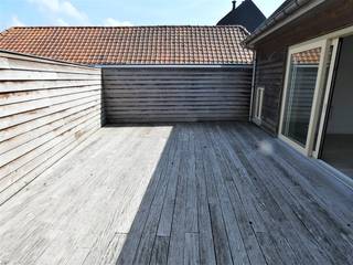 Deze mooie lichtrijke woning is centraal gelegen in Eernegem en instapklaar voor verhuur!<br />Indeling: GELIJKVLOERS - inkomhal, dubbele bureelruimte of polyvalente ruimte, apart toilet, 1e verdieping: halletje, grote lichtrijke leefruimte bestaande uit zithoek en eetplaats, deze geeft onmiddellijk uit op het ruime zonnige terras waar u het jaar rond kunt genieten van uw buitenomgeving, verder hebben we op deze verdieping een ingerichte keuken (oven, microgolfoven, koelkast, vaatwastoestel, dampkap, kookplaat), een 2e apart toilet en praktische berging/wasplaats, het terras heeft een extra buitenberging, de TWEEDE VERDIEPING omvat een nachthal, 3 slaapkamers, de ketelruimte/berging, een 3e apart toilet en tenslotte de uitgeruste badkamer met inloopdouche, dubbele lavabo in meubel en voldoende kastruimte.<br />Deze instapklare woning is heeft centrale verwarming aardgas, is energiezuinig met een EPC-label B en biedt u een zee van woonruimte en wooncomfort, gelegen hartje Eernegem!