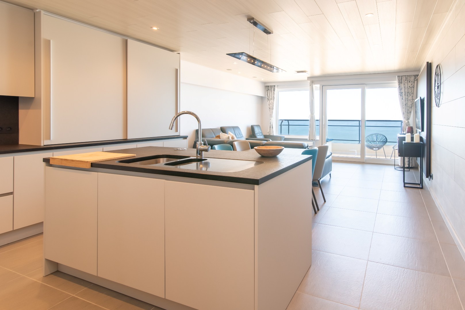 Modern 2 slaapkamer appartement met zeezicht aan de kust - foto 2