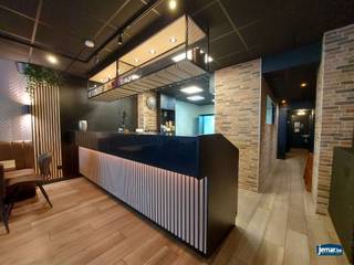 <p><span>Dit is uw kans om een bloeiende onderneming te starten in het hart van Maasmechelen, gelegen aan de levendige wandelstraat Pauwengraaf. We presenteren met trots dit fantastische handelspand met bovenliggend appartement, dat klaarstaat om een enthousiaste ondernemer te verwelkomen.</span></p><p><span>Op de begane grond is het pand volledig ingericht als een horecagelegenheid, met een gezellige bar en een open keuken. De ramen en deuren aan de straatkant kunnen volledig geopend worden, waardoor u kunt profiteren van een levendige en uitnodigende sfeer. Aan de keuken grenst een extra werkruimte, en vanuit hier heeft u toegang tot de achtergelegen tuin, die bereikbaar is via de achterliggende straat. Uiteraard zijn er ook sanitaire voorzieningen aanwezig die essentieel zijn voor een horecagelegenheid.</span></p><p><span>Op de eerste verdieping bevindt zich het woongedeelte met een ruime woonkamer en een open keuken. Een trap leidt u naar de bovenste verdieping, waar u een grote slaapkamer, een berging en een badkamer aantreft. De badkamer is uitgerust met een ligbad, douche, wastafel en toilet, zodat u van alle gemakken bent voorzien.</span></p><p><span>Het pand is onlangs grotendeels gerenoveerd en beschikt over centrale verwarming op aardgas, zowel op de begane grond als op de bovenverdieping. Daarnaast is er ook een kelder aanwezig voor extra opslagruimte. Alle aanwezige apparatuur in het horecapand, evenals de inrichting met tafels en stoelen, kunnen worden overgenomen.</span></p><p><span>Bovendien is het pand ook bereikbaar via de achterliggende straat, de Mie Merkenstraat. Uw auto parkeren op eigen terrein is absoluut geen probleem. Het bied natuurlijk ook de mogelijkheid om 2 huisnummers te creëren, mits het bekomen van de nodige vergunningen bij de gemeente. </span></p><p><span>Extra Kenmerken:</span><span><br /><br />-Gedeeltelijk gerenoveerd</span></p><p><span>-Centrale verwarming op aardgas op alle verdiepingen</span></p><p><span>-Kelder voor extra opslagruimte</span></p><p><span>-Toegang en parkeermogelijkheden via de Mie Merkenstraat</span></p><p><span>-Mogelijkheid tot creëren van 2 huisnummers (na goedkeuring van de gemeente)<br /><br /></span><span>Huidige Verhuursituatie:</span></p><p><span>Het volledige pand is momenteel verhuurd voor 1900 per maand.</span></p><p><span>Wilt u meer informatie of een bezoek ter plaatse brengen? Neem dan contact met ons op via e-mail naar <span>Carolien@jemar.be</span></span><span> of bel naar 0484/35.70.67. Aarzel niet en grijp deze unieke kans om uw droomonderneming te realiseren in deze bruisende locatie!</span></p><p><span> </span></p>