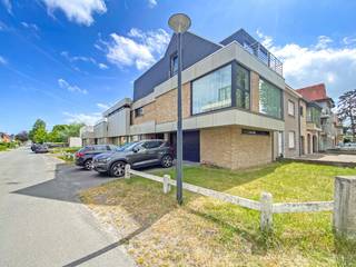 Goed gelegen praktrijkruimte / kantoorruimte met woonst te Oostduinkerke op 749m². Deze kwalitatief afgewerkte hoekwoning beslaat liefst 425m² bewoonbare oppervlakte. Het gelijkvloersverdiep is ingericht als een praktijkruimte (voormalige zeer gekende kinepraktijk) voor vrij beroep en omvat een inkom, bureelruimte, 2 praktijkruimtes, sauna- + doucheruimte, een zwembad en een garage. De verdiepingen zijn ingericht als ruim woonappartement en is ingedeeld als volgt: ruime hall, wasruimte, apart toilet, zongerichte leefruimte, prachtige leefkeuken met eetplaats, zuid-westgericht terras van maar liefst 50m². De 2de verdieping is voorzien van 3 slaapkamers en een badkamer. 4 PRIVE-PARKEERPLAATSEN op het terrein. EPC D label UC: 2671104. Wenst u dit unieke eigendom die tal van mogelijkheden biedt ook te bezoeken, aarzel dan zeker niet ons te contacteren 058/622 815. (Ref. NI26802) <br /><br />Neem voorsprong met een vrijblijvende en gratis schatting van uw eigendom via:<br />http://www.residentievastgoed.be/gratisonlineschatten