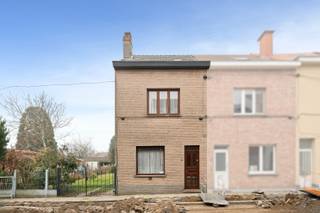 Verkoop op lijfrente – woning met aanpalende bouwgrond<br /><br />Interessante opportuniteit voor wie op zoek is naar een investering met toekomstperspectief: deze te renoveren woning wordt aangeboden in lijfrente, gecombineerd met een aanpalend stuk bouwgrond.<br /><br />Gelegen op een perceel van 93 m², aangevuld met een bouwgrond van 178 m², biedt dit eigendom tal van mogelijkheden op termijn. De totale geschatte waarde van woning en bouwgrond bedraagt € 360.000. <br /><br />De aankoop gebeurt via een bijzonder toegankelijke formule: een beperkt startkapitaal (boeket) van € 100.000, aangevuld met een maandelijkse (geïndexeerde) rente van € 900. Dit maakt het mogelijk om te investeren zonder een grote onmiddellijke kapitaalinbreng, terwijl u tegelijk inspeelt op een potentieel waardevast en schaarser wordend vastgoedaanbod.<br /><br />De rentegenieter is een dame van 75 jaar, wat deze investering extra interessant maakt in termen van evenwicht tussen risico en rendement.<br /><br />Indeling van de woning: op het gelijkvloers bevinden zich een inkomhal met trap, een gezellige zit- en eetruimte, bijkeuken, keuken en badkamer. Op de eerste verdieping zijn er twee slaapkamers. De zolderverdieping biedt nog uitbreidingsmogelijkheden en kan ingericht worden tot een volwaardige extra slaapkamer van circa 26 m². Daarnaast is er een praktische kelder aanwezig.<br /><br />Kortom, een eigendom met potentieel, gecombineerd met de financiële flexibiliteit en fiscale interessantheid die een lijfrenteconstructie met zich meebrengt — ideaal voor investeerders die vooruitdenken.