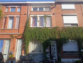 Link naar website: https://sites.google.com/view/octaaf22.<br /><br />Met spijt in het hart verkopen wij onze woning in de Octaaf Van Dammestraat 22, 9030 Mariakerke. Vlakbij het groen, maar ook met alle voorzieningen op wandelafstand (Mobiscore 8,9) en op 15 minuten fietsen van het centrum en Gent Sint-Pieters. Aangezien dit onze thuis is, is de woning instapklaar (EPC B en conforme elektriciteit) met heel wat recente renovaties.<br /><br />Bij het binnenkomen van het huis kom je via de hal in de leefruimte, waar plaats is voor een bureau (of speelruimte, eettafel, ...) en salon. Loop je verder, dan kom je in de vernieuwde keuken (2024). Deze is voorzien van een inductiekookvuur, met ingebouwde oven, microgolf, afwasmachine, koelkast en diepvriezer en hoogrendementsboiler. De keuken loopt over in een lichtrijke veranda.<br /><br />Een absolute troef van de woning vinden we de tuin: weinig omgevingsgeluid, omgeven door bomen en heel gezellig. Je zal ook regelmatig eekhoorntjes zien kruipen. De tuin heeft een diepte van 20 meter en een breedte van 4 meter. Er is elektriciteit voorzien in het midden van de tuin en in het tuinhuis.<br /><br />De badkamer bevindt zich tussen de woonruimte en keuken. Deze is nog niet vernieuwd, maar kan zeker nog even mee. Er zijn drie ruime slaapkamers aanwezig, twee op de eerste verdieping en één op de tweede verdieping. In één van de slaapkamers is er een wand voorzien met ingebouwde kasten. Op de tweede verdieping is er een stockageruimte. Hier vind je ook de omvormer van de zonnepanelen (10 stuks) op het dak.<br /><br />Met veel warmte zouden we ons huis willen verkopen aan mensen die er evenveel van zullen houden als wij. We verkopen dit zelf. Meer foto's, documenten en informatie vind je op https://sites.google.com/view/octaaf22.<br /><br />Wens je graag een afspraak ter bezichtiging op de kijkdagen (donderdag 2 juli 16u - 20u en zaterdag 4 juli 11u - 15u) en/of heb je nog vragen, dan kan je ons contacteren via sam_deridder@hotmail.com of 0474/70.19.18. Alle biedingen worden overwogen.