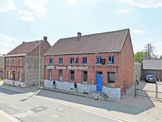 Deze rustig gelegen halfopen bebouwing met uitgestrekte, zonnige tuin werd oorspronkelijk gebouwd in de periode 1900-1918 en bevindt zich langs...