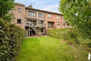 <div>
<div>
<div>
<p><strong>Ruime en energiezuinige bel-etagewoning met grote tuin in Edegem. </strong></p>
<p>Deze comfortabele en goed onderhouden bel-etagewoning uit 1985 heeft een stevige betonnen structuur en ligt op een rustige locatie in Edegem. De woning biedt een doordachte indeling, moderne energievoorzieningen en een zeer ruime tuin. Het EPC-label bedraagt 237 kWh/m².</p>
<p><strong>Gelijkvloerse verdieping</strong><br />U komt binnen in een ruime inkomhal die meteen een open en welkom gevoel geeft. Van hieruit heeft u toegang tot een handige bureauruimte, ideaal als thuiskantoor of extra polyvalente ruimte. Ook de zeer grote garage bevindt zich op dit niveau en biedt volop opbergruimte of parkeermogelijkheid. Vanuit het gelijkvloers heeft u eveneens directe toegang tot de tuin.</p>
<p><strong>Eerste verdieping (bel-etage)</strong><br />Op de bel-etage vindt u de leefruimtes. De woonkamer gaat vlot over in de eetkamer en sluit aan op de <strong>vernieuwde keuken</strong>. Deze verdieping is licht en aangenaam om in te wonen. Via het terras heeft u een tweede, comfortabele toegang tot de tuin.</p>
<p><strong>Tweede verdieping</strong><br />Hier bevinden zich de drie slaapkamers en de <strong>vernieuwde badkamer</strong>. Een rustige en praktische indeling die zorgt voor voldoende privacy.</p>
<p><strong>Tuin en technische voorzieningen</strong><br />De woning beschikt over een zeer ruime tuin die zowel via het gelijkvloers als via het terras op de eerste verdieping bereikbaar is. De woning is uitgerust met zonnepanelen, een warmtepomp en airconditioning.</p>
<p>Een goed onderhouden bel-etagewoning met een stevige betonnen structuur, logische indeling, vernieuwde keuken en badkamer, voldoende ruimte en een fijne buitenruimte.</p>
</div>
<span></span></div>
<div>Bijzonderheden: <br />- EPC 237 kWh/m²/j<br />- Asbestveilig <br />- Elektriciteit niet conform</div>
</div>
<section></section>
<div></div>