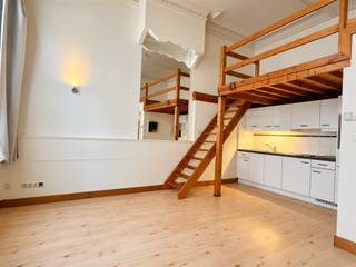 Surf naar www.abricasa.be en plan jouw verhuurafspraak in samen met onze digitale assistente Alice! Authentiek gelijkvloers appartementje met slaapmezzanine vlakbij de universiteit!Dit gezellig appartementje bestaat uit een ruime slaapmezzanine, open keuken, badkamer en leefruimte. De hoge plafonds en andere authentieke elementen zijn een grote troef. Verder beschik je over een gezamelijke fietsenberging. Het is vlakbij de Ossenmarkt en het centrum gelegen. - Niet gemeubeld- EPC: 459 kWh/m² UC: 2245112- Maandelijkse kosten: 70,- euro bevatten: provisie water, onderhoud boiler en onderhoud gemeenschappelijke delen- Huurwaarborg: 2.040,- euro (3 maanden huur) - Beschikbaar: 1/11/2026- Type contract: bepaalde duur (1 jaar) (verlengbaar)-Adres: Pieter van Hobokenstraat 7 - 2000 ANTWERPENWens je jouw huis, appartement, bouwgrond of opbrengsteigendom te verkopen? Op zoek naar een vastgoedmakelaar voor de verhuur of het beheer van jouw eigendom(men)? Abricasa staat voor een persoonlijke én actieve vastgoedbegeleiding van A tot Z! Leer ons kennen! Bel ons voor een vrijblijvende afspraak op 03 259 04 04 of spring binnen op ons kantoor te Kasteelstraat 58 - 2000 Antwerpen! Je bent van harte welkom!