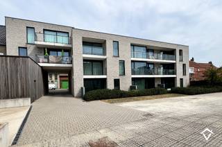 Dit appartement (A2.1) is gelegen op de 2de verdieping in de Residentie Brouwershof te Westrozebeke (Staden) en bestaat uit: inkomhal - toilet - badkamer - leefruimte - keuken - berging - 2 slaapkamers - terras - garagebox (GB 109)<br /><br />Troeven van dit appartement: <br />- EPC-label A<br />- bewoonbare oppervlakte van 90 m²<br />- terras van 5,49 m²<br />- momenteel is het appartement met garagebox verhuurd aan 700 €/mnd<br /><br />Verkoop onder het stelsel van 21% BTW.