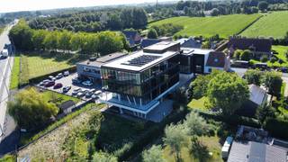 Ontdek Woods, een inspirerende omgeving met maximaal daglicht, ongehinderd uitzicht, zorgvuldig geselecteerde materialen, in- en exterieur, zintuigverwennend. Een efficiënte werkplek zowel compact als flexibel in ruimte en functie, evenwichtig in binnen- en buitenomgeving. Een slim office park up-to-date in techniek, duurzaam in materiaal en zo goed als energieneutraal.<br />Ideaal gelegen, ingebed op de ring van Roeselare, vlakbij de snelweg gelegen, als knooppunt tussen bedrijven, stadsweefsel en groene offline-routes.<br /><br />Office park Woods is een hybride werkplek op de rand tussen bos en stad. Ontdek waarom deze architectuur naar voorbeeld van de natuur ontworpen, een ideale uitvalsbasis is voor uw bedrijf, uw werknemers en uw klanten.<br /><br />353,20 + 252,28 m² aan kantoorruimte met een centrale lobby en schitterend terras rondom. Richt deze ruimte in zoals je zelf wilt!<br /><br />Op zoek naar een toplocatie voor je bedrijf? Vraag onze brochure op, we geven graag meer uitleg.<br /> 