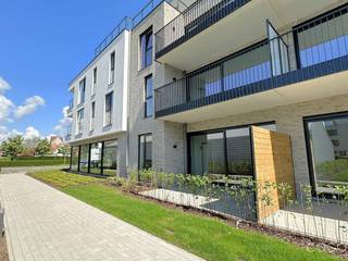<p><strong><em>Residentie VEERTIEN, stijlvol &amp; energiezuinig wonen in Zandhoven! </em></strong></p>
<p><em><br /></em>Op dezelfde plek waar vroeger <em>14 billekens</em> de toog versierden, bouwen we vandaag aan een nieuw verhaal. Nieuwbouwproject “Residentie VEERTIEN”, van de hand van <strong>Mertens architecten</strong>, zorgt met een combinatie van strakke lijnen en grote raampartijen, inpandige en uitkragende terrassen, lichte en donkere tinten voor een verrijking van de omgeving.</p>
<p><strong>Appartement A_1.4: appartement (115,60m²) op de eerste verdieping, met drie slaapkamers.</strong></p>
<ul>
<li>Indeling: inkomhal met vestiaireruimte en apart toilet, leefruimte (32,50m²) met open ingerichte keuken (9m²) aan het <strong>overdekte terras (10,20m²) met zuidwest oriëntatie</strong>; wasplaats/berging (4,20m²), hoofdslaapkamer (12m²) met ensuite badkamer, twee extra slaapkamers (10,2m² en 10m²) die uitgeven op het tweede terras (9,88m² - overdekt, noordoost gericht).</li>
<li>Verplichte aankoop van ondergrondse autostaanplaats (€ 26.500,00) en kelderberging (€ 8.000,00).</li>
<li>Wij voorzien een hoge afwerkingsgraad met aandacht voor thermische en akoestische isolatie: ruime keuzebudgetten, <strong>vloerverwarming- en koeling</strong> op basis van <span>geothermische warmtepompen, ventilatie C+, zonnepanelen,</span> …</li>
<li>Het energiezuinige appartement heeft een <strong>super gunstig E-peil van maximaal E20</strong>. Hierdoor kan u jaar na jaar genieten van <strong>lage energiekosten</strong> en krijgt u gedurende 5 jaar <strong>50% korting op de onroerende voorheffing</strong>!</li>
<li><strong>Vaste prijs</strong> - ruime inspraak is mogelijk naargelang de fase van afwerking.</li>
</ul>
<p>Residentie VEERTIEN, luxueus en energiezuinig wonen aan de flank van de Langestraat!<br /><br />Interesse? Wij maken graag tijd voor u! <br />T. 03/636.47.47 – M. info@coga.be<span> - </span>Meer info op www.coga.be.</p>