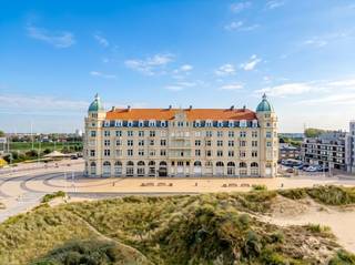 Res. Palace.<br />Gezellig appartement in de magnifieke residentie Palace. Goed gelegen net om de hoek van de Zeedijk.<br />Het appartement bestaat uit de inkom, gastentoilet, gezellige woonkamer met open keuken, 1 slaapkamer en een slaaphoek (met 3 hoogslapers), badkamer.<br />Zeer leuk appartementje dat zowel kan dienen als tweede verblijf, vaste bewoning of opbrengsteigendom.<br />Er is een gemeenschappelijke fietsenberging in de residentie waar fietshaken kunnen gehuurd worden.<br />Mocht dit leuke appartement uw interesse opwekken, aarzel dan niet om contact op te nemen!<br />Ref: A517