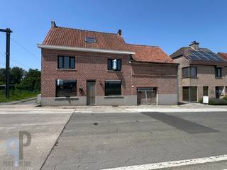 Aan de rand van Zottegem vinden we deze te renoveren woning, bestaande uit een leefruimte, met toegang tot het terras en de tuin, een keuken, veranda en badkamer. Op het verdiep zijn er 3 slaapkamers voorzien en een nachttoilet. De zolder is bereikbaar via een vaste trap en ingericht als kamer. Achteraan is er een tuin en ruime tuinberging. Naast de woning treffen we nog een ruime garage. Deze woning beschikt eveneens over een kelder. cv op propaangas en reeds dubbele beglazing. Mits de nodige renovaties om te toveren tot een gezellige gezinswoning! Voor meer inlichtingen of een bezoek, contacteer Veronique 0483/676579