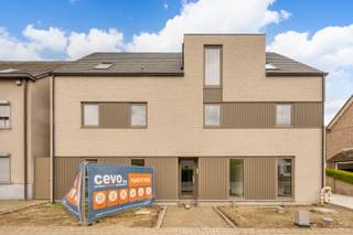 Stijlvol nieuwbouwappartement te huur in Tongerlo!<br /><br />In de Meulemanslaan 17 te Tongerlo bevindt zich dit kleinschalige nieuwbouwproject met slechts vijf appartementen, rustig gelegen met mooi zicht op het park.<br /><br />Het appartement combineert comfort en energiezuinigheid en beschikt over een lichtrijke leefruimte met open, volledig ingerichte keuken, slaapkamers, moderne badkamer, berging en apart toilet.<br /><br />Vanuit de leefruimte heb je toegang tot een ruim terras waar je in alle rust kan genieten van het groene uitzicht.<br /><br />Extra troeven zijn de privatieve berging en autostaanplaats.<br /><br />Kortom, een kwalitatief afgewerkt en instapklaar nieuwbouwappartement op een rustige ligging in Tongerlo.<br /><br />Vaste kosten: 150 euro: O<span>nderhoud tuin, gemene delen, elektriciteit en water gemene delen,…</span><br /><br />Bel ons op 014/95.37.50 of mail naar secretariaat@degroot-celen.be