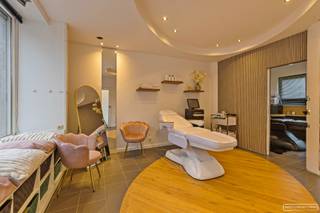 Via een aparte inkom kom je in het bovenliggend ruim appartement van 100 m2.De indeling van het appartement gaat als volgt: * 2 slaapkamers * Apart...