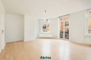 Situé au cœur historique de Gand, dans la charmante rue Baudelo (15e siècle), vous trouverez ce triplex de caractère datant de 1902. Ce bien unique allie des éléments authentiques au confort contemporain et bénéficie d’un emplacement de premier choix avec une excellente accessibilité.<br /><br />L’appartement est accessible via le hall d’entrée commun de cette élégante maison de maître. Au demi-niveau se trouve une salle de bains spacieuse, équipée d’une douche à l’italienne effet pluie, d’un WC et d’un lavabo simple, avec suffisamment d’espace pour une machine à laver et un sèche-linge.<br />Le niveau de vie vous accueille dans un séjour lumineux avec un coin salon chaleureux. La cuisine attenante est équipée d’une grande cuisinière à gaz, d’un four, d’un lave-vaisselle et d’un double évier. Depuis la cuisine, vous profitez d’une vue unique sur l’église Saint-Jacques, ainsi que d’une citation de chanson de Luc De Vos visible sur la façade, une subtile référence à l’artiste et à son œuvre.<br />Aux étages supérieurs, l’appartement dispose de trois chambres complètes. Le troisième étage comprend une grande chambre ainsi qu’une seconde pièce avec dressing intégré et toilettes privatives, offrant un confort et une intimité supplémentaires. Le quatrième étage abrite une chambre pleine de charme sous les toits, avec une vue magnifique sur les trois tours emblématiques de Gand.<br /><br />Vivre dans ce spacieux appartement, c’est profiter de la vie urbaine animée, avec commerces, restaurants et culture accessibles à pied, tout en rentrant chez soi dans le calme et le charme d’une maison de maître authentique.<br /><br /><strong>Informations pratiques :</strong>
<ul>
	<li>Loyer : 1.700 € par mois</li>
	<li>Disponible immédiatement</li>
	<li>Local à vélos commun disponible</li>
	<li>Colocation possible sous condition de domiciliation</li>
	<li>Domiciliation obligatoire</li>
</ul>
Vous recherchez un triplex spacieux et prêt à emménager en plein centre de Gand ? Ne manquez pas cette opportunité !<br /><br /><strong>Questions ? Contactez-nous :</strong><br />📞 Gaethan: 0471 08 30 35<br />📧 gaethan@abitos.be