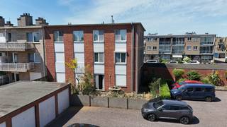 <p>In de rustige en mooie omgeving van de Hoenderhoflaan in Kapellen, presenteren wij een charmant instapklaar appartement.  Het appartement heeft 3 gevels dus meer vensters die in elke kamer voor natuurlijk licht zorgen. Het is tevens gelegen in een doodlopende straat. <br />De centrale ligging garandeert een uitstekende bereikbaarheid en nabijheid van diverse voorzieningen en uitvalswegen.<br /><br />indeling: inkomhal, living met terras, keuken, badkamer, WC en drie slaapkamers. <br />De derde slaapkamer is eerder een wasplaats, hobbyruimte, bureau of berging. <br /><br />Garagebox met automatische poort (tevens elektriciteit en water aanwezig) aankoopverplichting 30.000euro. Voor de garagebox is ook een staanplaats. Dus 2 auto's kunnen steeds geparkeerd worden. <br /><br />EPC 227 kWh/(m<sup>2</sup> jaar), energielabel C<br />KI 634<br />Stedenbouwkundige inlichtingen: woongebieden, geen voorkooprecht, vergunningen, verkavelingsvergunning, geen rechterlijke herstelmaatregel of bestuurlijke maatregel opgelegd. <br />Geen maatregelen in het Vlaams Handhavingsplatform<br />Geen overstromingsgevoelig gebied: P-score A, G-score A<br />Appartement asbestveilig (enkel oude teller in gemeenschappelijke delen te verwijderen)</p>

<p> </p>

<p>Aarzel niet om contact met mij op te nemen voor meer informatie of voor het plannen van een bezichtiging, bel 0475757251 of mail philip@ocvastgoed.be.  Dit appartement kan wel eens de plek worden waar u toekomstige herinneringen zult maken. Ik kijk ernaar uit u te verwelkomen!<br /> </p>