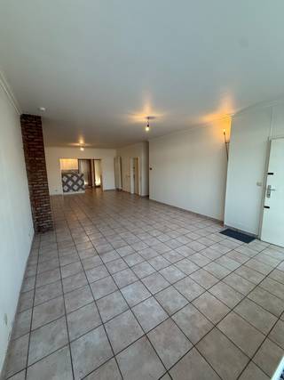 Ruim gelijkvloers appartement van 183m² (Volgens EPC, inclusief garage)  bestaande uit leefruimte met keuken, 2 slaapkamers, apart toilet, badkamer met bad, ruime garage en opbergplaats. Terras.<br />Maandelijkse huurprijs € 900/ maand. Geen syndickosten.