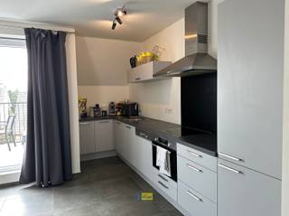 Gezellig appartement met één slaapkamer te huur, centraal gelegen in Zandhoven, op wandelafstand van winkels en openbaar vervoer.Het appartement...