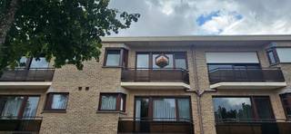 Zeer mooi en rustig gelegen appartement in een doodlopende straat (Steenlandlaan), toch heel centraal op wandelafstand van de school, bakker, het mooie Moretusbos,... . Dit appartement is energiezuinig en heeft sinds kort ook de mogelijkheid om zonnepanelen te plaatsen per wooneenheid. Het dak is recentlijk vernieuwd, de VME valt ook in eigen beheer van de blok. Terras ligt met mooi zicht over 'het kalf' en heeft geen inkijk. De garage is inpandig en verleent directe toegang aan de inkomhal! De garage is verplicht bij aan te kopen tegen 25.000 euro. Het appartement is volledig instapklaar gemaakt en kan je direct bewonen of verhuren. Het beschikt over twee slaapkamers, een apart toilet, een berging aan de open keuken, een zonnige woonkamer, badkamer en een extra aparte berging. Tevens zijn er aparte meters en heeft de kelder een eigen bergruimte per apartement. Een extra staanplaats voor de garage is ook een troef.