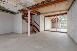 Bent u op zoek naar een pand met ruimte, mogelijkheden en een centrale ligging? Dit handelshuis in het centrum van Hamme biedt een unieke opportuniteit voor wie op zoek is naar een pand dat volledig naar eigen smaak kan worden ingericht.<br /><br />Het pand beschikt over een bijzonder ruime gelijkvloerse verdieping, die tal van mogelijkheden biedt voor uiteenlopende invullingen. Hoewel het voorste gedeelte van het gebouw op leeftijd is, werd het dak van het achterste gedeelte volledig vernieuwd en grondig geïsoleerd. Daarnaast zijn er reeds deels vernieuwde PVC-ramen met dubbele beglazing aanwezig.<br /><br />Ook buiten is er een aangename troef: de woning beschikt over een tuin, een fijne plek om tot rust te komen en extra buitenruimte te creëren in het centrum van Hamme.<br /><br />Een bijzonder interessante mogelijkheid is om het pand om te vormen tot een ruime residentiële woning. Wie droomt van een uitzonderlijk grote woning met een centrale ligging, krijgt hier de kans om een woonproject volledig naar eigen wensen en behoeften uit te werken.<br /><br />Bent u op zoek naar een renovatieproject met veel ruimte en potentieel? Dan is dit handelshuis zeker een bezoek waard!<br /><br />Dien via deze website een aanvraag in of contacteer ons tijdens de kantooruren via ons telefoonnummer : 052463803.
