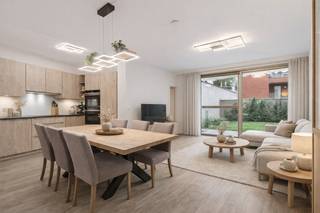 Welkom in deze instapklare duplex-woning uit 2019, gelegen in een rustige en groen aangelegde woonomgeving in hartje Antwerpen. U woont hier in een mooi aangelegd woonpark met binnentuin, op wandelafstand van winkels, scholen en het openbaar vervoer. Het bruisende stadscentrum bereikt u in amper tien minuten, terwijl het populaire Park Spoor Noord zich vlak om de hoek bevindt.<br /><br />Indeling:<br />Op het gelijkvloers komt u binnen via de inkomhal met gastentoilet. De lichtrijke leefruimte sluit naadloos aan op de open keuken en biedt rechtstreekse toegang tot de aangename tuin met terras. Aansluitend vindt u een handige technische berging onder de trap. Verder is er een ruime slaapkamer of bureau op het gelijkvloers, en een praktische douchekamer met aansluitingen voor wasmachine/droogkast en plafondhoge bergkasten.<br /><br />Op de eerste verdieping leidt de nachthal u naar twee volwaardige slaapkamers en een moderne badkamer met ligbad, toilet en dubbele lavabo.<br /><br />Buitenruimte &amp; parkeren<br />De privatieve tuin grenst aan zowel de leefruimte als de gelijkvloerse slaapkamer, ideaal voor gezinnen of wie graag gelijkvloers wenst te wonen. In de ondergrondse parkeerkelder is er een open staanplaats dewelke verplicht is bij te kopen aan € 25.000, -. <br /><br />Troeven<br />- Nieuwbouw (2019) met resterende 10-jarige aansprakelijkheid<br />- Energiezuinig A-label<br />- 3 slaapkamers waarvan 1 gelijkvloers<br />- 2 badkamers, waarvan 1 op het gelijkvloers<br />- Instapklaar en praktisch ingedeeld<br />- Rustig woonerf met private inkom<br />- Staanplaats verplicht aan te kopen € 25.000, -<br />- Gemeenschappelijke fietsenparking<br />- Nabij Park Spoor Noord, winkels, scholen en openbaar vervoer<br /><br />Kortom: Deze woning is ideaal voor gezinnen met kinderen, koppels die comfort op het gelijkvloers zoeken of wie een instapklare woning wenst met alle hedendaagse voorzieningen. U geniet hier van rust en ruimte in een familievriendelijke omgeving, met de stad en het park binnen handbereik. Een bezoek meer dan waard!<br /><br />Plan vandaag nog uw afspraak in en ontdek zelf de troeven van deze woning.