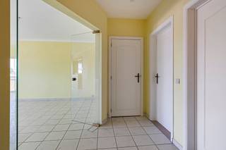 <p>Dit verzorgde appartement bevindt zich op de derde verdieping van een residentieel appartementsgebouw te Borsbeek. Dankzij de praktische indeling, de twee terrassen en de aangename lichtinval vormt dit appartement een interessante woonopportuniteit.<br /><br /><strong>Indeling:</strong><br />Bij het binnenkomen komt u terecht in de inkomhal, die voorzien is van een ruime ingemaakte vestiairekast en voldoende opbergruimte biedt.</p>
<p>Vooraan bevindt zich de lichtrijke leefruimte waar het grote schuifraam zorgt voor een aangenaam ruimtegevoel en veel natuurlijk licht. De gezellige houtkachel vormt hier een extra troef. Vanuit de leefruimte heeft u rechtstreeks toegang tot het terras aan de voorzijde. Aansluitend bevindt zich de open keuken, die volledig werd uitgerust met een vaatwasser, oven, vierpits gasvuur, ijskast, diepvriezer en voldoende kastruimte.</p>
<p>Verder beschikt het appartement over twee volwaardige slaapkamers. De grootste slaapkamer geeft toegang tot het ruime westgerichte terras aan de achterzijde, waar u in alle rust kunt genieten van de namiddag- en avondzon.</p>
<p>De badkamer werd modern ingericht en voorzien van een ruime inloopdouche, een hedendaags badkamermeubel met spiegelkast en aansluitingen voor een wasmachine en/of droogkast. Daarnaast is er nog een afzonderlijk gastentoilet aanwezig.</p>
<p>Doorheen het appartement werd gekozen voor onderhoudsvriendelijke materialen. De keuken, leefruimte, hal, badkamer en het toilet zijn afgewerkt met een tegelvloer, terwijl de slaapkamers voorzien zijn van een laminaatvloer.<br /><br /><strong>Bijzonderheden:</strong><br />Appartement met twee volwaardige slaapkamers<br />Gebouw beschikt over een lift.<br />Twee terassen aanwezig.<br />Open en volledig uitgeruste keuken.<br />Gunstig EPC-label B.<br />Optionele garagebox aan te kopen voor € 25.000.<br /><br /><strong>Ligging:</strong><br />Gelegen nabij het centrum van Borsbeek, met winkels, scholen, openbaar vervoer en dagelijkse voorzieningen op korte afstand. Dankzij de centrale ligging bereikt u vlot Antwerpen en de omliggende gemeenten.</p>