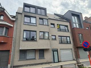 <p>Dit gezellig en centraal gelegen appartement in het centrum van Temse beschikt over een inkomhal, een woonkamer, een open ingerichte keuken (dubbele spoelbak, kookvuur, dampkap en oven, frigo), berging met plaats voor wasmachine en droogkast, een badkamer met lavabo en douche, een apart toilet, 2 slaapkamers (11 m² en 9,50m²) en een mooi zuidgericht terras achteraan (6m²).</p>
<p>Centrale verwarming op aardgas, dubbele beglazing en een lift zijn aanwezig. Mogelijkheid tot huren van een garage.</p>
<p>Centraal gelegen, op wandelafstand van winkels, scholen en openbaar vervoer. Goede verbinding via N16 en E17. Huurprijs € 710/maand + € 40 gemeenschappelijke kosten.</p>