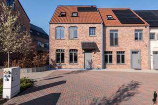 <p><span>Deze stijlvolle halfopen bebouwing in het rustige Meer combineert modern wooncomfort met een doordachte, duurzame afwerking. De woning is gelegen in een kindvriendelijke omgeving en vormt de ideale thuisbasis voor gezinnen die op zoek zijn naar ruimte, rust en kwaliteit.</span></p>
<p><span>Binnenin valt meteen het strakke interieur op, waar gekozen werd voor hoogwaardige en duurzame materialen. De lichtrijke leefruimte sluit naadloos aan op de tuin, wat zorgt voor een aangename connectie tussen binnen en buiten. De woning beschikt over vier volwaardige slaapkamers, ideaal voor een groot gezin, een thuisbureau of hobbyruimte. De badkamer is praktisch ingericht en biedt alle nodige comfort.</span></p>
<p><span>Buiten geniet u van een verzorgde tuin waar het heerlijk vertoeven is in alle privacy. Bovendien beschikt de woning over een ondergrondse parking, wat zorgt voor extra gemak en veiligheid.</span></p>
<p><span>Kortom, deze woning biedt een perfecte combinatie van modern design, functionaliteit en een rustige ligging in een aangename woonomgeving.</span></p>