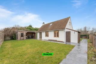 Op fietsafstand van het strand in De Panne bevindt zich deze lichtrijke vakantiewoning in Domein Duinhoek. Een ideale opportuniteit voor wie op...