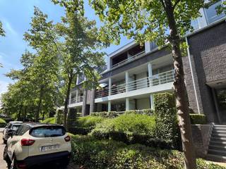 Recent <strong>gerenoveerd dakappartement </strong>met <strong>twee terrassen</strong>. Het gebouw, ontworpen door de befaamde architect Jo Crépain, bevindt zich in een doodlopende straat in een groene omgeving, op loopafstand van het park van Brasschaat.<br /><br /><strong>Indeling:</strong><br />Inkom, twee slaapkamers, waarvan één met toegang tot het terras, badkamer met douche, apart toilet, woonkamer met open keuken, terras en berging met aansluiting voor wasmachine en droogkast.<br /><br /><strong>Bijzonderheden:</strong>
<ul>
<li>Autostaanplaats inbegrepen.</li>
<li>Ondergrondse fietsenberging.</li>
<li>Algemene kosten: €150,- per maand, individueel verbruik.</li>
<li>Beschikbaar 1 oktober 2026.</li>
</ul>