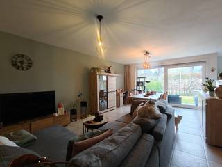 Bij het betreden van het appartement kom je in de inkomhal, die toegang geeft tot de gezellige woonkamer. Aansluitend bevindt zich de...