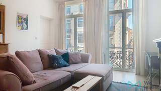In Brussels, ideaal gelegen in de gegeerde Dansaert-wijk, prachtig appartement met 2 slaapkamers op de 3de verdieping van een karaktervol gebouw. Het bestaat uit een inkomhal, een lichtrijke woon- en eetkamer met volledig uitgeruste keuken, twee slaapkamers waarvan één met toegang tot een terras, een doucheruimte en een balkon aan de voorzijde. Huurprijs €1.250 + €50 provisie voor kosten (water en gemeenschappelijke delen). EPC F. Ideale ligging vlakbij winkels, restaurants, openbaar vervoer en het centrum van Brussel. Zeker een bezoek waard! Beschikbaar vanaf 1 juli.