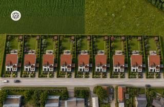 Exclusieve nieuwbouwvilla’s in Eke met uitzonderlijke vergezichten

Droomt u van een ruime, energiezuinige villa op een toplocatie in Eke? Ontdek deze unieke nieuwbouwontwikkeling in de Weefstraat, waar rust, ruimte en bereikbaarheid perfect samenkomen.

De royale bouwpercelen vanaf 849 m² bieden alle mogelijkheden voor het realiseren van een stijlvolle gezinswoning met een bewoonbare oppervlakte van meer dan 230 m². Dankzij de prachtige ligging geniet u dagelijks van unieke, open verzichten terwijl het centrum van Eke, winkels, scholen en belangrijke verbindingswegen zich op korte afstand bevinden.

Deze hedendaagse villa’s worden ontworpen met oog voor comfort en functionaliteit en beschikken over:

- 3 tot 4 volwaardige slaapkamers
- Een ruime en lichtrijke leefruimte
- Een stijlvolle badkamer
- Mogelijkheid tot het afwerken van de zolder voor extra kamers, hobbyruimte of thuiskantoor
- Hoogwaardige afwerking en energiezuinige technieken
- Volledige inspraak in de afwerking volgens uw persoonlijke wensen

BTW-regeling
Loten 1 t.e.m. 5: verkoop onder het stelsel van 21% btw
Loten 6 t.e.m. 9: verkoop onder het gunstige stelsel van 6% btw (onder voorbehoud van het voldoen aan de wettelijke voorwaarden)

Een unieke kans voor wie op zoek is naar een ruime nieuwbouwwoning op een uitzonderlijke locatie in Eke.

Interesse of wenst u meer informatie?
Contacteer ons via emiel@immobeguin.be en ontvang alle plannen, lastenboeken en prijsinformatie.