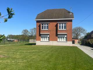 Uniek landhuis met veel ruimte en karakter te huur.In een rustige straat met mooi zicht op weilanden ligt deze bijzonder ruime woning.Ondanks de...