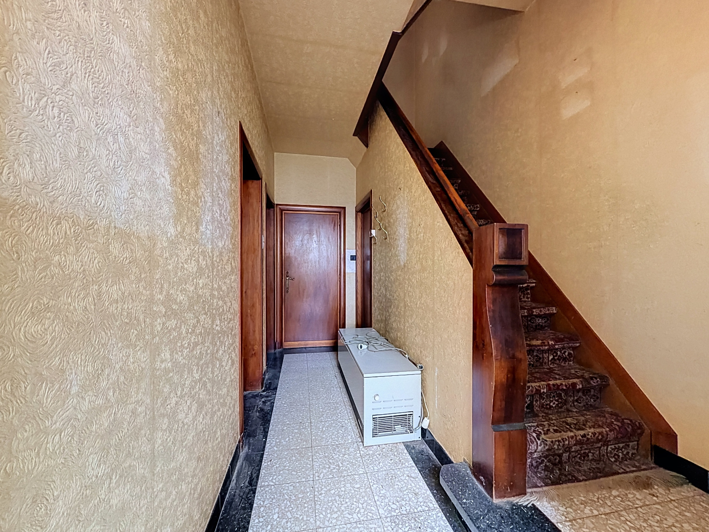 Ruime, te renoveren woning met garage en tuin te Bevegem - foto 4