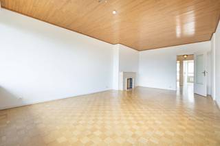 JETTE, vlakbij het openbaar vervoer en winkels, prachtig appartement van ± 85 m² op de 7e verdieping. Het is als volgt ingedeeld: inkomhal met garderobe, woonkamer ± 30 m², volledig ingerichte keuken, 2 slaapkamers (± 16 en 11 m²) en een terras, badkamer, toilet, kelder nr. C73. Garagebox „N20“ (+ 25.000 €) VERPLICHT. Direct beschikbaar. Lasten: ± 200 €/maand (gemeenschappelijke kosten, syndicus, verzekering). EPC: E. Afmetingen ter indicatie.