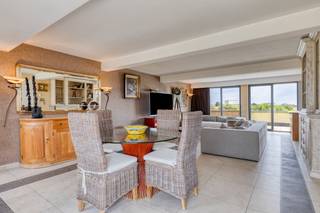 Gelegen in een residentiële buurt met weinig verkeer, biedt deze locatie het perfecte evenwicht tussen rustig wonen en vlotte bereikbaarheid...