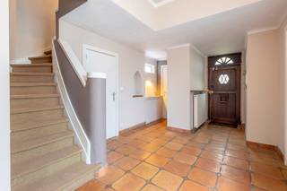 <p><strong>Maison de style cottage avec jardin, à deux pas du centre de Dilbeek</strong></p>
<p>Une majestueuse maison de style cottage anglo-normand, pleine de caractère, d'espace et idéalement situaté, à deux pas des écoles, commerces et du centre de Dilbeek, avec un accès facile à Bruxelles, le ring et l'E40.</p>
<p>La maison dégage une atmosphère chaleureuse et bénéficie d'un agencement réfléchi : hall d'entrée avec vestiaire et marbre, bureau séparé, salon avec poêle à pellets et parquet, cuisine semi-ouverte avec plan de travail en pierre bleue belge. Le séjour et la cuisine donnent sur la terrasse couverte avec pergola en chêne.</p>
<p>Trois chambres (14 m² - 13 m² - 10 m²), salle de bains avec baignoire et douche, WC séparé, et un étage mansardé aménagé en quatrième chambre ou salle de loisirs. Cave complète avec garage, buanderie et plusieurs caves spacieuses. Installations techniques déjà rénovées. Jardin clos et agréable avec abri de jardin pratique.</p>
<p>La maison nécessite une remise en état, mais la structure, le charme et l'emplacement sont déjà là.</p>
<p>Avantage particulier : reprise dans l'inventaire du patrimoine architectural protégé, ce qui confère à la maison une exemption de l'obligation de rénovation malgré le label F.</p>
<p>PEB 561 kWh/m²an label F Code 3708068 <br />Installation électrique conforme RGIE.</p>