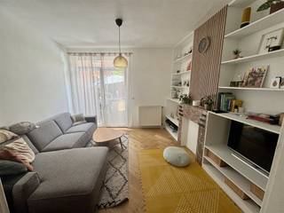 ! De woning kan gehuurd worden voor een maximale periode van één jaar. Geen domicilie mogelijk. ! Deze gezellige gemeubelde woning te huur is gelegen...