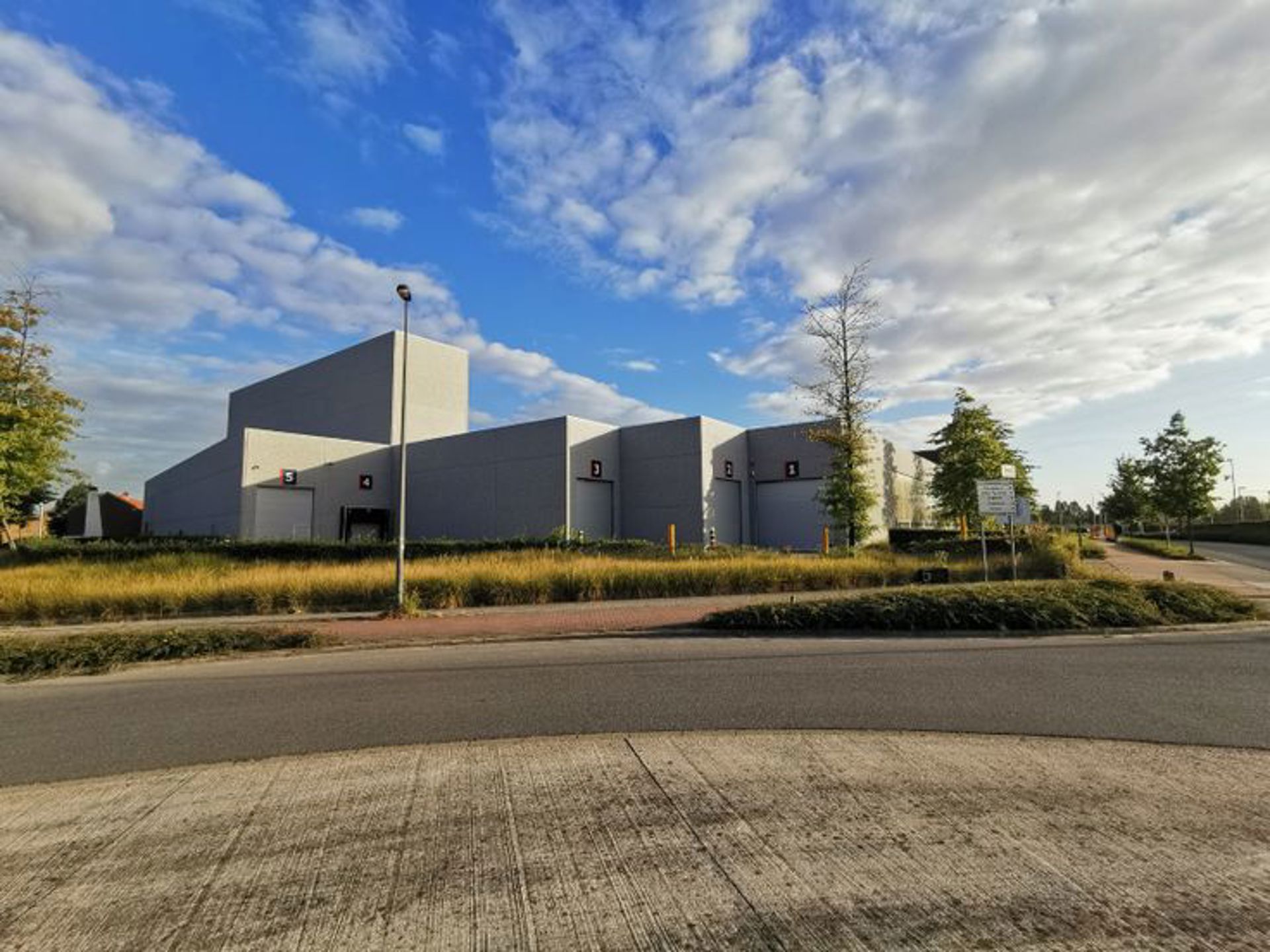 Modern bedrijfsgebouw langs E17 in Zwijndrecht - foto 3