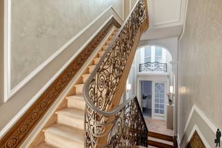 <p><strong>Statige meesterwoning met grandeur, 6 slaapkamers en zonnige tuin </strong></p>
<p>In het hart van Antwerpen, bevindt zich deze <strong>indrukwekkende meesterwoning</strong> die luxe, ruimte en verfijning combineert in een perfect afgewerkt geheel. Deze unieke woning werd <strong>volledig gerenoveerd met hoogwaardige materialen</strong>, met oog voor zowel esthetiek als energiezuinigheid.</p>
<p><strong>Elegant gerenoveerd met behoud van karakter</strong><br />Van het <strong>geïsoleerde dak</strong> tot de <strong>recent vernieuwde ramen (2021)</strong> en de <strong>nieuwe Vaillant-ketel</strong>: alles werd met zorg en vakmanschap aangepakt. De renovatie respecteerde de ziel van het huis, maar bracht het volledig naar de comfortnormen van vandaag.</p>
<p><strong>Authentieke charme &amp; verfijnde afwerking</strong><br />Stap binnen via een elegante inkomhal afgewerkt met <strong>Italiaanse stuco</strong>, en laat je betoveren door de <strong>prachtige originele vloeren</strong>, hoge plafonds en indrukwekkende ruimtes die meteen grandeur uitstralen. Overal in het huis voel je de allure van een echte meesterwoning, met een moderne twist.</p>
<p><strong>Riante ruimtes &amp; multifunctioneel karakter</strong><br />Met maar liefst <strong>6 royale slaapkamers</strong>, <strong>2 stijlvolle badkamers</strong> en <strong>3 volledig uitgeruste keukens</strong>, biedt deze woning ongelooflijk veel mogelijkheden. Ideaal voor grote gezinnen, co-housing, praktijk/kantoor aan huis.</p>
<p><strong>Zonovergoten tuin op het zuidoosten</strong><br />Achteraan de woning bevindt zich een ruime, <strong>zuid-oost georiënteerde tuin</strong> – een zeldzame luxe op deze toplocatie. Hier geniet u de hele dag van zon en rust, midden in de stad.</p>
<p><strong>Energieprestatie</strong><br />De woning behaalt een EPC-score van <strong>297 kWh/m²/jaar</strong>, wat uitzonderlijk is gezien het volume en de ouderdom van het pand.</p>
<p><strong>Kort samengevat:</strong></p>
<p>- Statige meesterwoning van uitzonderlijk formaat <br />- Volledig gerenoveerd: dak geïsoleerd, ramen vernieuwd (2021), nieuwe Vaillant-ketel<br />- 6 slaapkamers – 2 badkamers – 3 keukens<br />- Grote zonnige tuin (ZO)<br />- EPC: 297 kWh/m²/jaar<br />- Centrale ligging op toplocatie in Antwerpen<br />- Inboedel kan mee overgenomen worden.</p>
<br />
<p><strong>Een unieke kans om stijlvol, royaal én comfortabel te wonen in een van de meest karaktervolle herenhuizen van de stad.</strong></p>