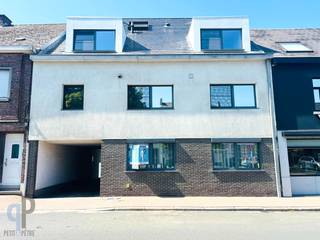 Op het dorpsplein van Sint-Maria-Oudenhove vinden we dit recente (2014) gelijkvloerse appartement, voorzien van een mooie leefruimte met...