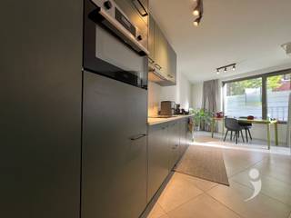 <p><span>Ce magnifique appartement récemment construit est presque prêt à accueillir son premier occupant. L'appartement est situé dans la résidence Luster, dans un quartier calme mais proche de la gare et des principales voies d'accès (E314 - Leuvensesteenweg). Ce site présente une belle architecture avec une attention particulière pour la durabilité. L'utilisation de matériaux à faible consommation d'énergie en combinaison avec un réseau de chaleur (géothermique) a permis d'investir dans le confort des résidents. </span></p><p><span> </span></p><p><span>Cet appartement se trouve au rez-de-chaussée. L'espace de vie avec cuisine ouverte dispose d'une belle terrasse. La salle de bains est équipée d'une douche spacieuse et d'un lavabo. Du côté de la rue se trouve la chambre principale avec une grande fenêtre qui apporte beaucoup de lumière naturelle et une sensation d'espace. Il y a une pièce de rangement pour placer le lave-linge/sèche-linge.</span></p><p><span> </span></p><p><span>Disponible à partir du 1er janvier 2025 après peinture et installation des rideaux. </span></p><p><span>€ provision de 75 euros par mois pour les parties communes</span></p><p><span> </span></p><p><span>Serez-vous le premier résident de cet appartement élégant ? </span><span>Demandez votre visite via notre site web</span></p><p><span> </span></p>