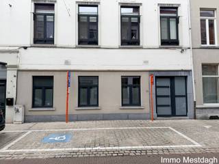 <p><strong>Ruim en energiezuinig gelijkvloers appartement (115 m²) met terras en staanplaats in hartje Diest</strong></p>
<p>Zoek je een comfortabel, instapklaar en centraal gelegen appartement? Dit ruim gelijkvloers appartement ligt in het bruisende centrum van Diest, op wandelafstand van alle winkelvoorzieningen, openbaar vervoer en horeca. Het pand maakt deel uit van een rustig, kleinschalig gebouw met slechts 4 eenheden en heeft een praktische dubbele toegang (via de Koning Albertstraat én de Michel Theysstraat).</p>
<ul>
<li>Midden in de stad, met maximale bereikbaarheid en alle comfort bij de hand.</li>
<li>115 m² bewoonbare oppervlakte met een slimme, open indeling.</li>
<li>Gezellig privé-terras aan de achterzijde van het gebouw.</li>
<li>Inclusief een privé auto- en fietsstaanplaats achteraan (gemakkelijk toegankelijk via de Michel Theysstraat).</li>
<li>Uitgerust met <strong>6 privé zonnepanelen</strong> waarvan de stroomopbrengst volledig voor de huurder is!</li>
</ul>
<p><strong>Indeling:</strong> Gezellige inkomhal, afzonderlijk toilet, ruime en lichtrijke living met open keuken, aansluitende berging/wasplaats, ingerichte badkamer met douche en dubbele lavabo, 2 volwaardige slaapkamers en een terras.</p>
<ul>
<li><strong>Vaste kosten mede-eigendom:</strong> € 40 / maand</li>
<li><strong>Gebruik zonnepanelen:</strong> € 50 / maand</li>
</ul>
<p><strong>Interesse?</strong> Aanvragen en kandidaatstellingen worden <strong>uitsluitend online</strong> verwerkt. Gelieve het contactformulier op de immowebsite in te vullen om uw kandidatuur door te geven. <em>Telefonisch contact is voor dit pand helaas niet mogelijk.</em></p>